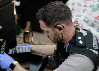 İngiltere’de 265 iş yerine dev baskın: Berber, market ve vape dükkânları çetelerin paravanı çıktı