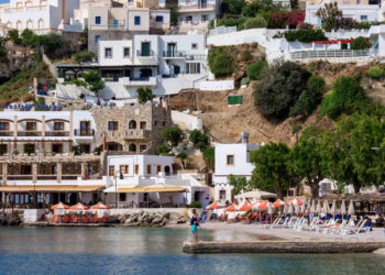 Türk Yatırımcıların Yunanistan İlgisi Tartışma Yaratıyor: “Altın Vize”ler ve Artan Emlak Satışları Endişelendiriyor