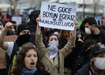 Türkiye’de protestolar şiirsel bir başkaldırıya dönüştü: Mizah, sanat ve öfke sokakta birleşti