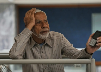 Karamsar bir yatırımcı, ana endeksinde %5'lik bir düşüşün ardından işlemlerin bir saatliğine askıya alındığı Pakistan Menkul Kıymetler Borsası'nda (PSE) işlemlerin yeniden başlamasını bekliyor. Karachi, Pakistan, Pazartesi, 7 Nisan 2025. (AP Fotoğrafı/Fareed Khan)