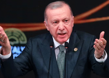Erdoğan seçmenlerini yoksullaştırıyor: Dış politikadaki başarılar, içerdeki ekonomik çöküşü gizleyemiyor