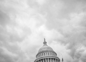 Otokrasiyi tribünden yenemezsiniz: ABD artık rekabetçi otoriterlik sınırında