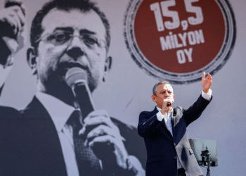 Türkiye’de tansiyon yükseliyor: Özgür Özel’e cenazede tokatlı saldırı