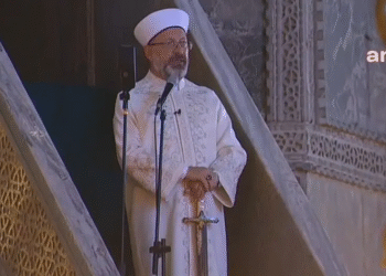 Diyanet’e Kur’an çevirilerini sansürleme yetkisi veren yeni yasa Türkiye’de tepki çekti