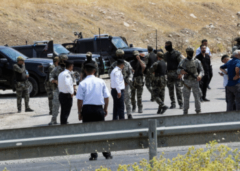 PKK’lı militanlar Irak’ta törenle ilk silahları teslim ediyor