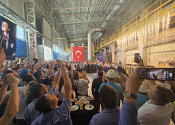 China Daily: Çinli şirket Türkiye’de Avrupa ve Batı Asya’nın en büyük enerji camı hattını ateşledi